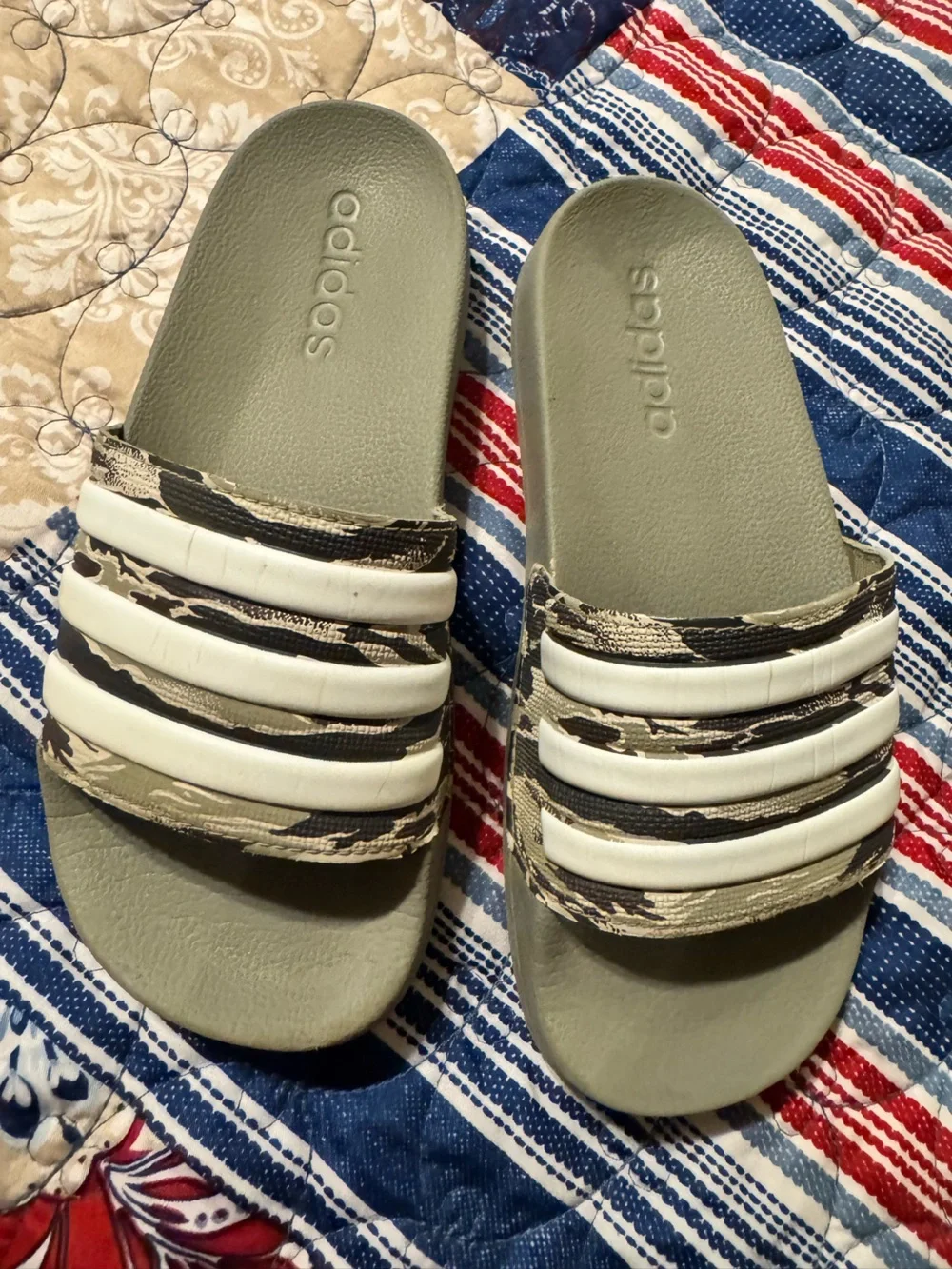 adidas Green Camo Slide Sandals with White Stripes kids size 2 (Boys)
